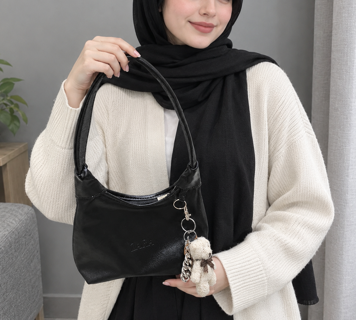 کیف دوشی هلالی مینیمال با چارم بگ